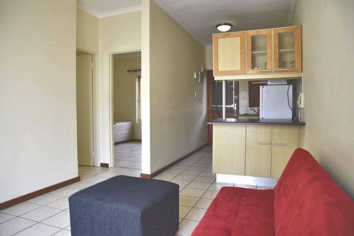 Dennesig Apartment To Rent: Furnished 2-bedroom, 450m from campus, near amenities.