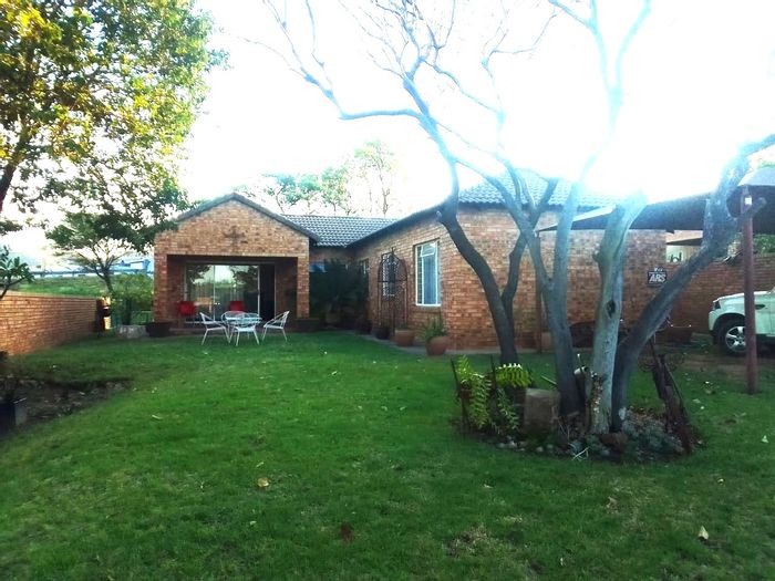 For Sale: Spacious Azalea Park house with 3 bedrooms, carports, and garden.