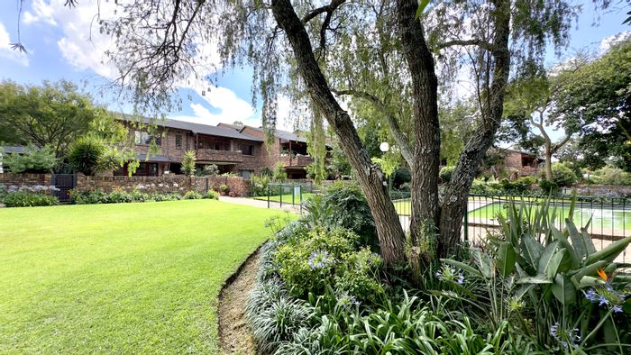 River Club Apartment To Rent: 2 beds, golf views, pool, 24-hour security.