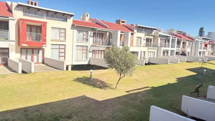 Carlswald Apartment For Sale: 2 beds, secure complex, near shopping and transport.
