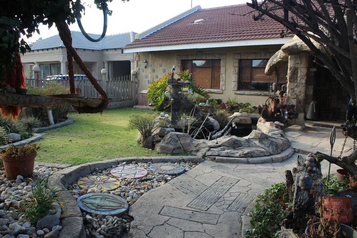 Kriel Central House For Sale: 3 bedrooms, entertainment room, fish pond, spacious garage.