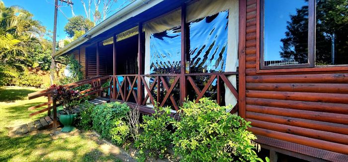 Hibberdene Central Townhouse For Sale: Secure estate, pool, storage, near beach.