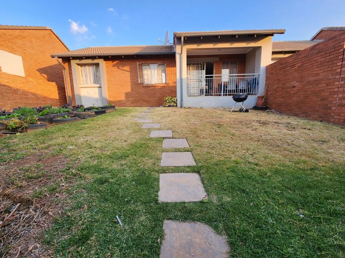 Townhouse To Rent in Mooikloof Ridge: 3 Bedrooms, garden, double garages, prime location.