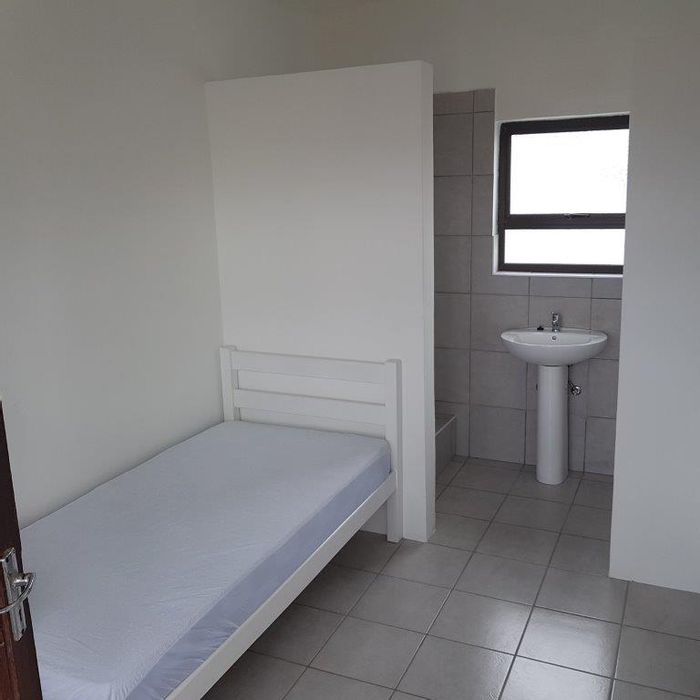 Summerstrand Apartment To Rent: Studio, close to beach, university, and amenities.