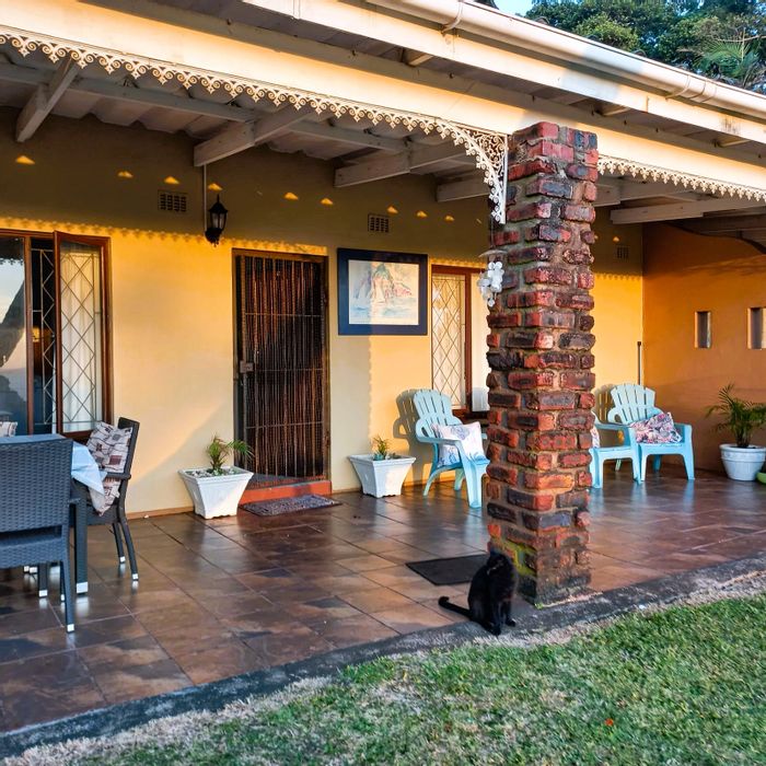 For Sale: Townhouse in Lawrence Rocks with pool, parking, and beach access.