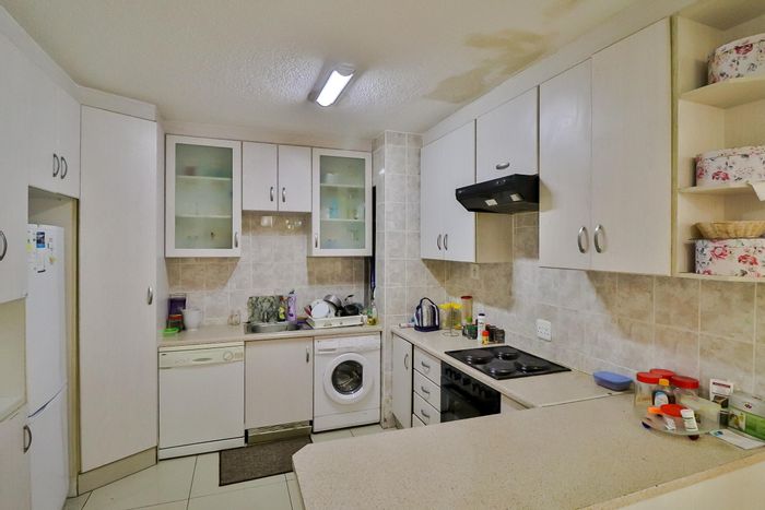 Humewood Apartment To Rent: Furnished room, communal amenities, near beach and university.