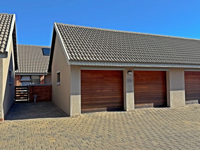 Heuwelsig Townhouse For Sale: 2 beds, private garden, double garage, great rental potential.