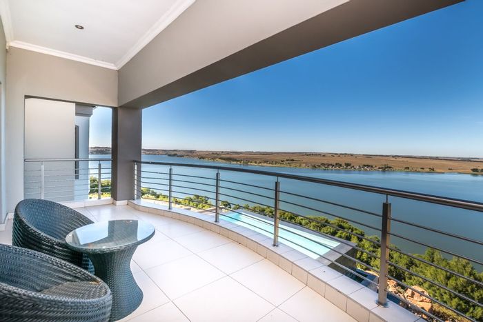 House For Sale in Kungwini Country Estate: 5 en suite bedrooms, pool, cinema, and more.