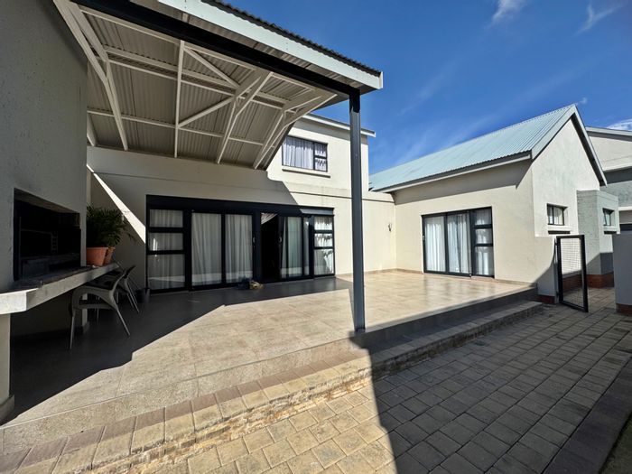 Townhouse For Sale in Woodland Hills Bergendal: 3 beds, private garden, secure estate.