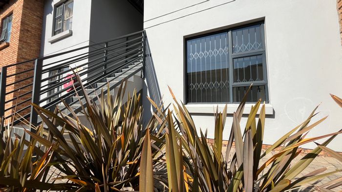 Rynfield Apartment For Sale: 3 beds, inverter, gas kitchen, balcony with braai.