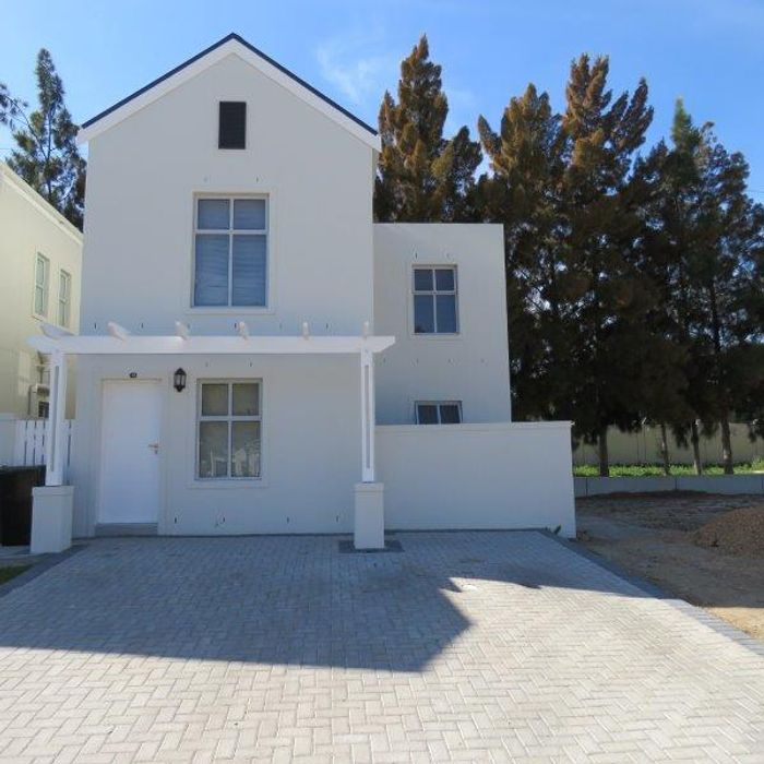 House To Rent in Tweespruit Estate: 4 en-suite bedrooms, private braai area, secure living.