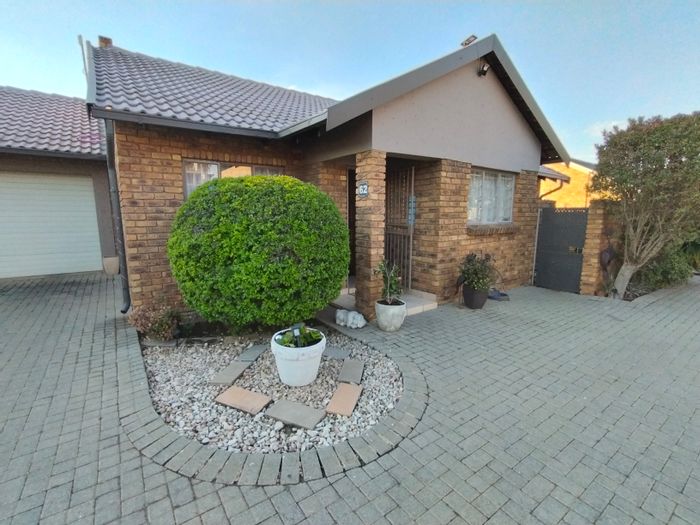 Rooihuiskraal North Townhouse For Sale: 2 Beds, Private Garden, 2 Garages.