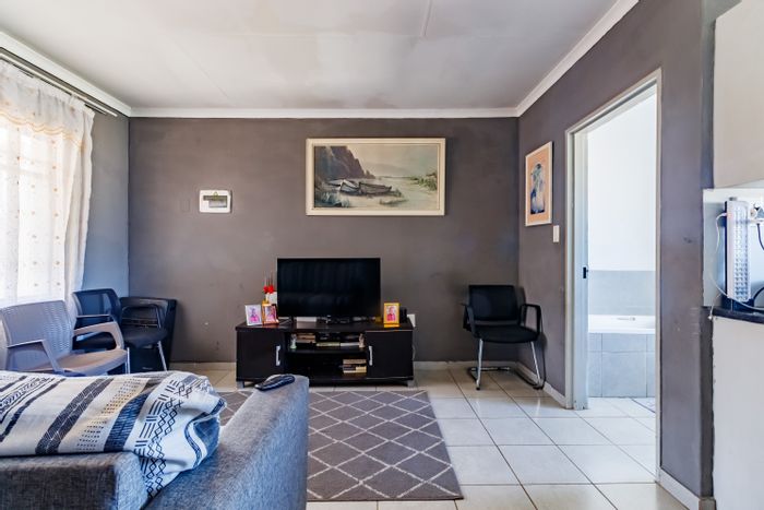 For Sale: Jabulani Apartment with 24-Hour Security, Near Jabulani Mall.