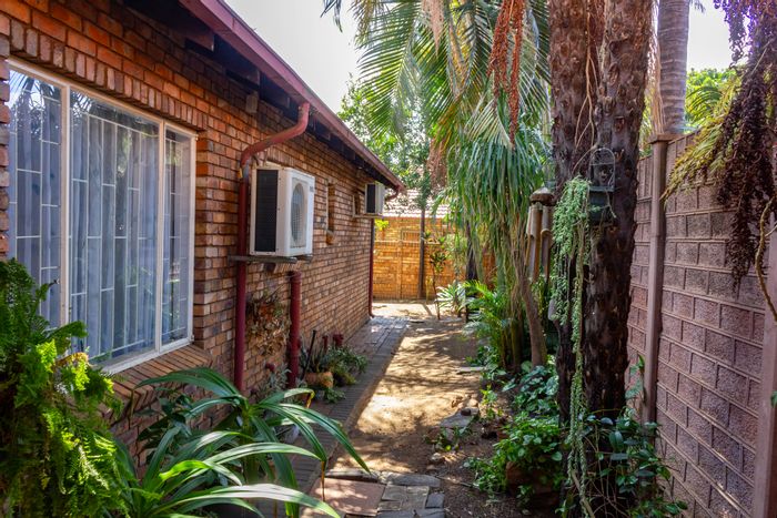 3-Bedroom Townhouse in Ninapark For Sale: Fenced yard, pet-friendly, convenient location.