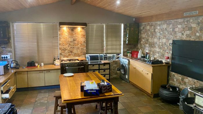 Cottage To Rent in Olympia: 1-bedroom, garden access, secure with garage.