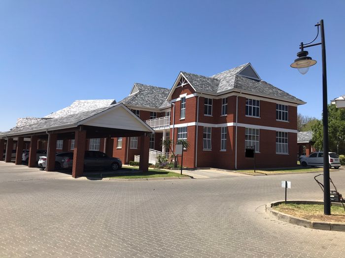 Dainfern Office To Rent: Ground floor suite, access control, backup utilities, parking available.