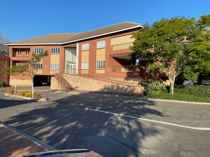 Office to Rent in Fourways: Reception, boardroom, five offices, and parking options.