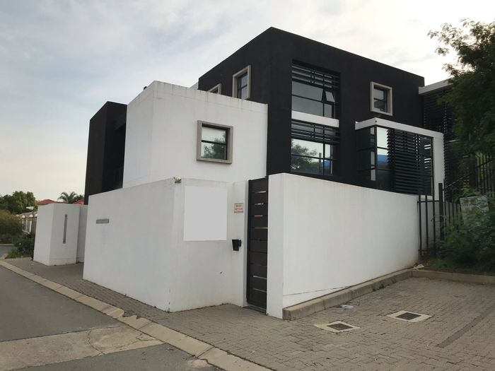 Dainfern Office To Rent: 202m², balcony, boardroom, parking, fibre, generator.