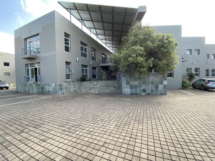 Broadacres Office To Rent: 200 m², 24-hour security, parking, back-up power.