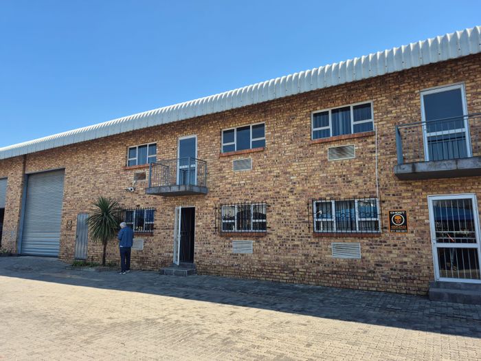 Industrial unit to rent in Allandale with 2 roller doors and ample parking.