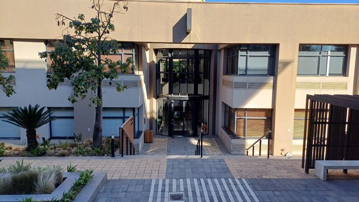Office To Rent in Sandhurst: Reception, boardroom, individual offices, coffee station, security.
