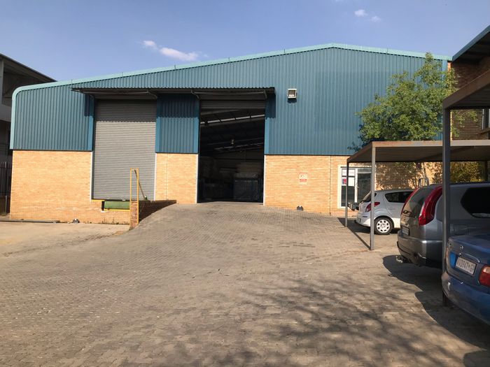 North Riding Industrial Facility To Rent: 1,235m² warehouse, offices, solar energy.