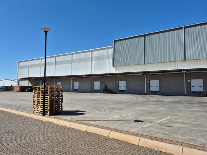 Industrial property in Glen Marais To Rent: Prime logistics centre with A-grade offices.