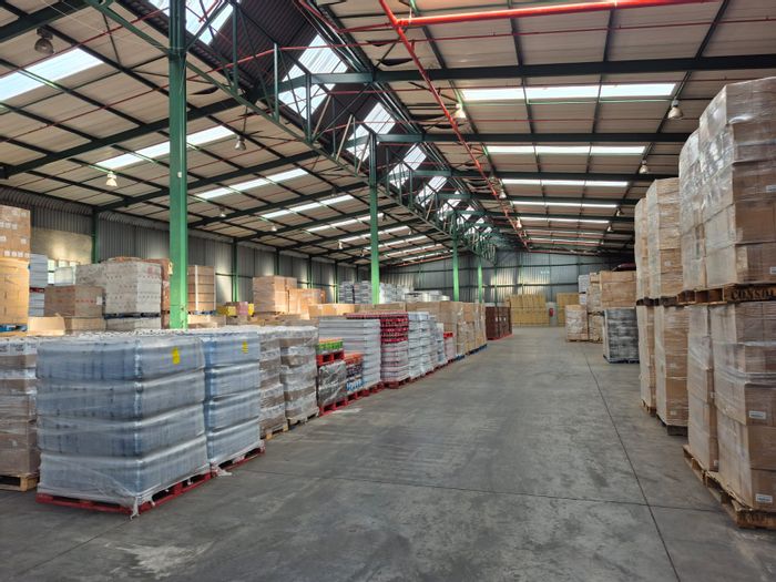 Industrial property in Randjespark to rent: warehouse, offices, large paved yard.