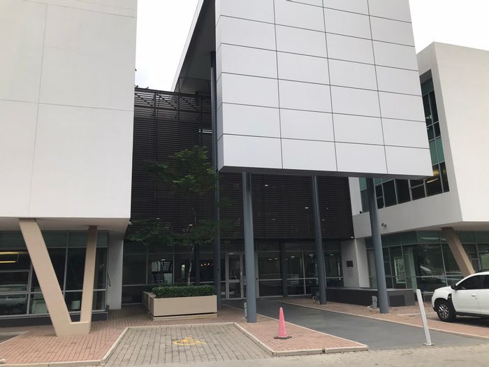Fourways Office To Rent: Reception, boardrooms, meeting room, kitchen, secure parking.