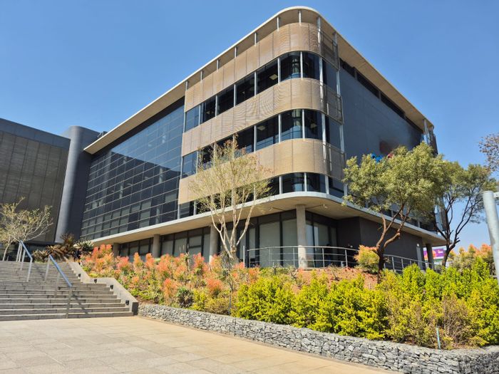 Office to rent in Noordwyk: fitted spaces, security, parking, and amenities included.