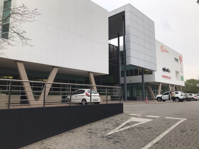 Fourways Office To Rent: Fitted suite with meeting rooms, parking, and retail access.