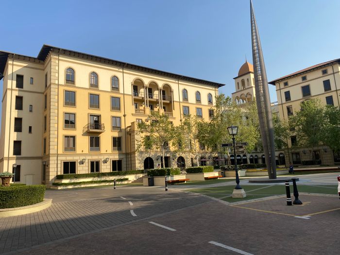 Office To Rent in Fourways: Fitted suite with amenities, parking, and tenant allowance.