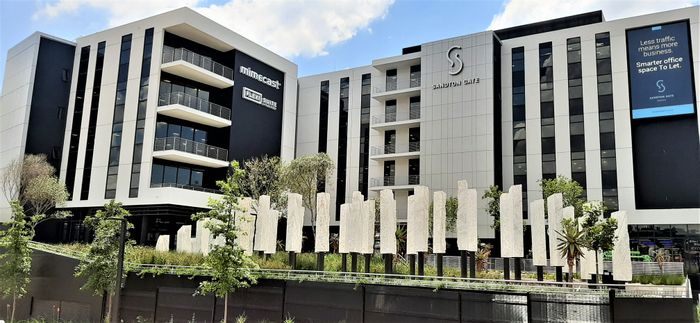 Glenadrienne Office To Rent: 14,000 sq m space with dining, fitness, and retail nearby.