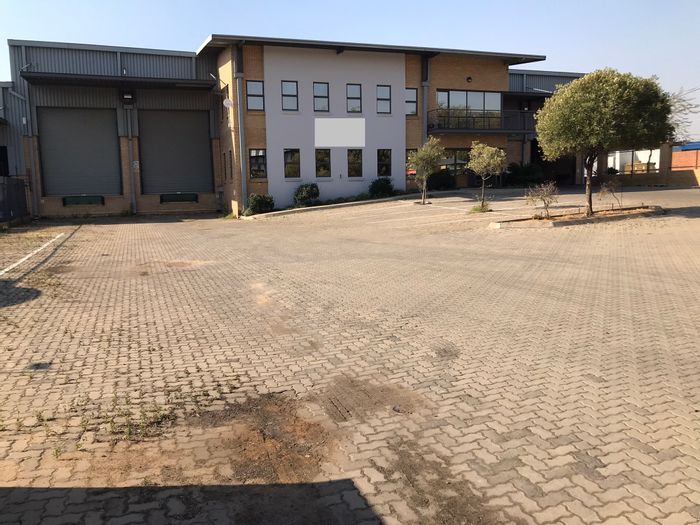 North Riding Industrial Property To Rent: 2,424m² warehouse, office space, easy access.