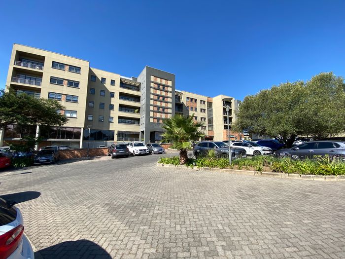 Fourways Office To Rent: 266m², air-conditioned, boardroom, 24-hour security, parking available.