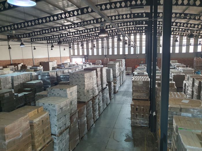 Industrial property in Meadowdale to rent: 1972sqm warehouse, office access, ample parking.