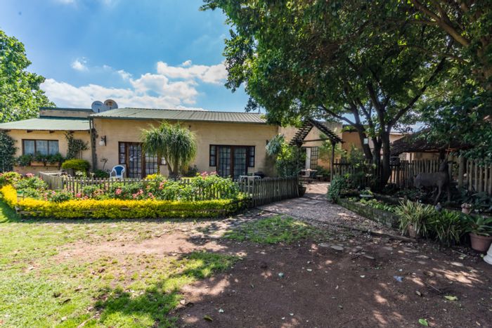 Cottage To Rent in Muldersdrift: Open plan studio, horse farm, includes utilities.