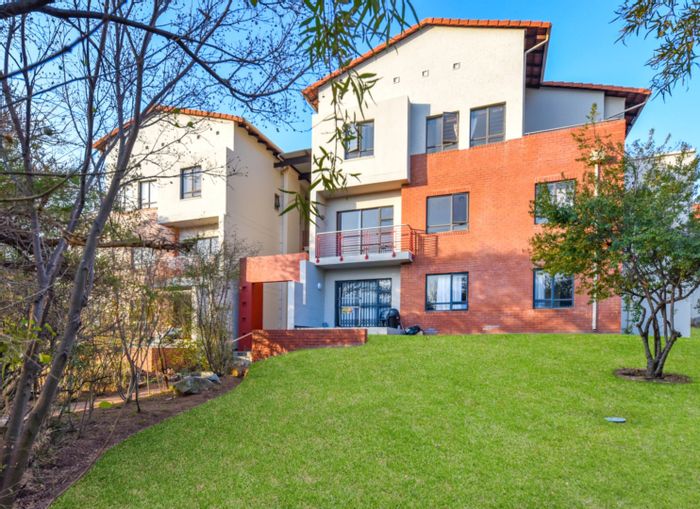 For Sale: Townhouse in Jackal Creek Golf Estate with 3 beds, balcony, and parking.