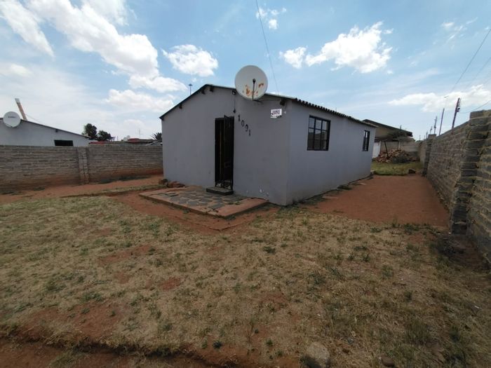 For Sale: Toekomsrus House with open plan living, spacious yard, and ample parking.