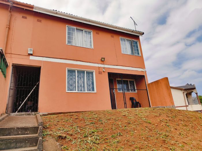 For Sale: Greenbury Townhouse with 3 Bedrooms, Family Bathroom, and Covered Parking.