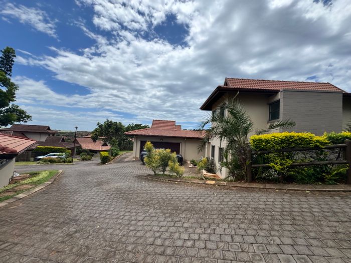 For Sale: House in Izinga Estate with 3 bedrooms, pool, and secure parking.