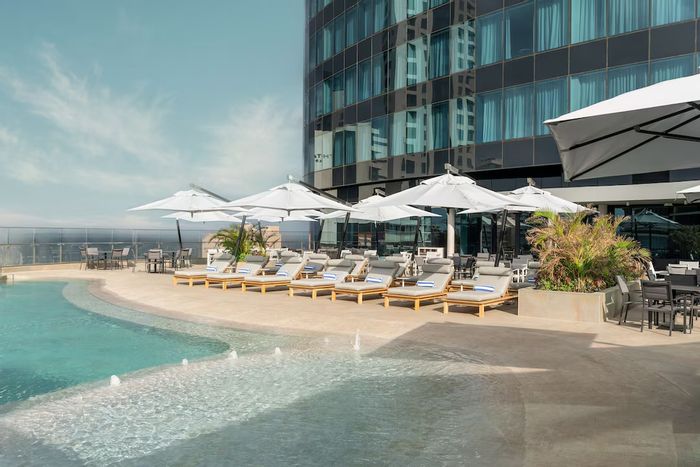 Umhlanga Central Apartment For Sale: 1-bed, ocean views, rooftop pool, fitness center.