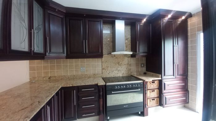 For Sale: Townhouse in Somerset Park with 3 bedrooms, garden, and secure parking.