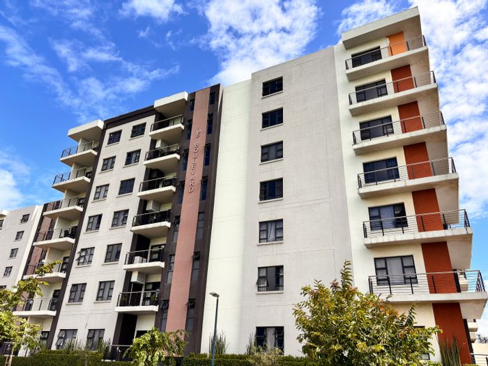 For Sale: 2-Bedroom Apartment in Umhlanga Ridge with Sea Views and Storage.