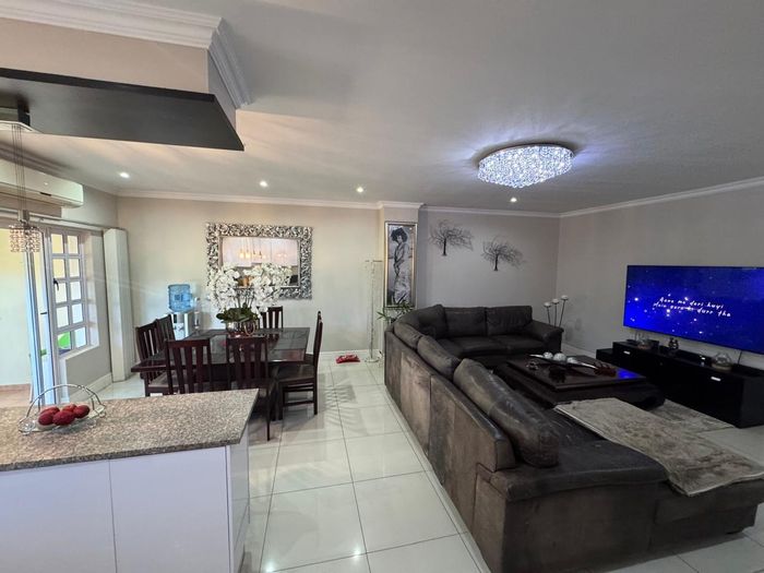 For Sale: 3 Bed, 2.5 Bath Townhouse in Edgemount Estate with pool and gym.