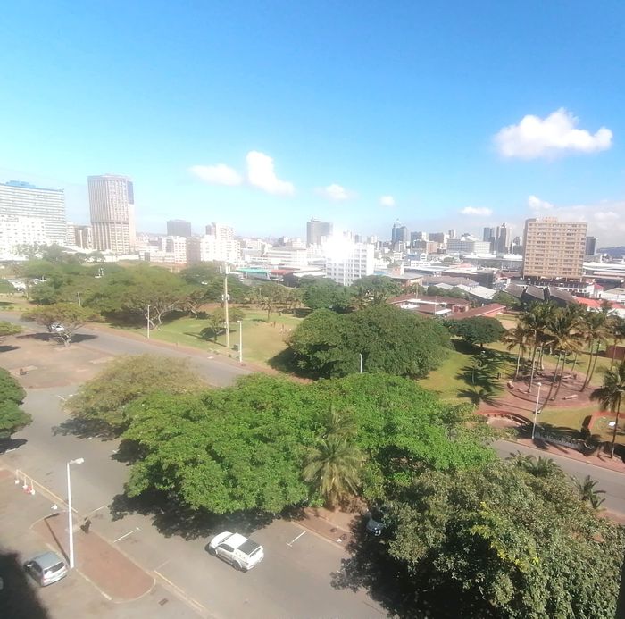 North Beach Apartment To Rent: 2 Bedrooms, Sea Views, Security, Parking, Fibre.