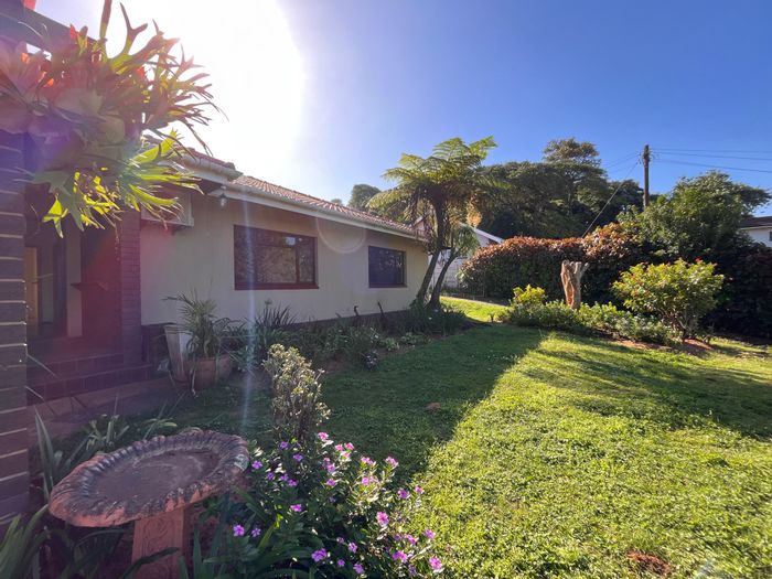 Amanzimtoti House To Rent: 3 bedrooms, pool, garden cottage, near ocean and amenities.