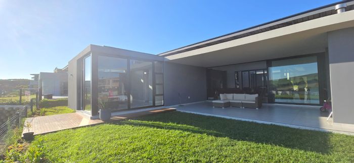 Townhouse To Rent in Sibaya Precinct: 4 beds, garden, pool, gym access.