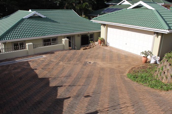 Spacious 3-bed house with pool, double garage in Somerset Park - To Rent.