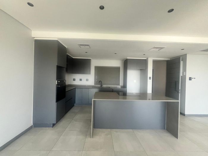 Penthouse To Rent in New Town Centre: 3 beds, pool access, great views.